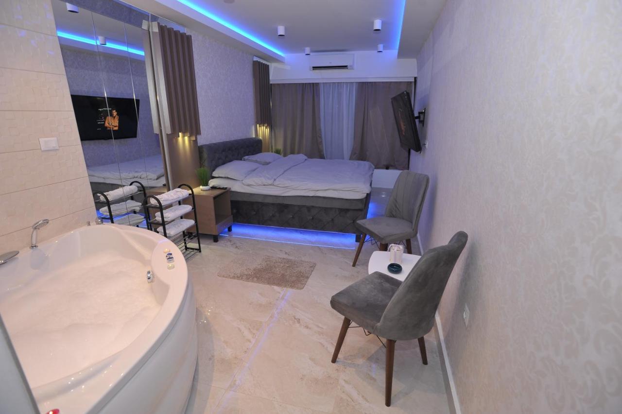 Apartment Jacuzzi De Lux - *